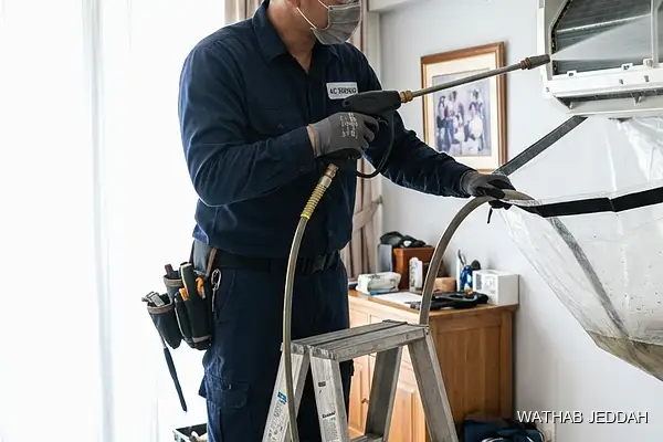 صورة مهنية توضح تنظيف مبخر المكيف جدة من وثاب التكييف