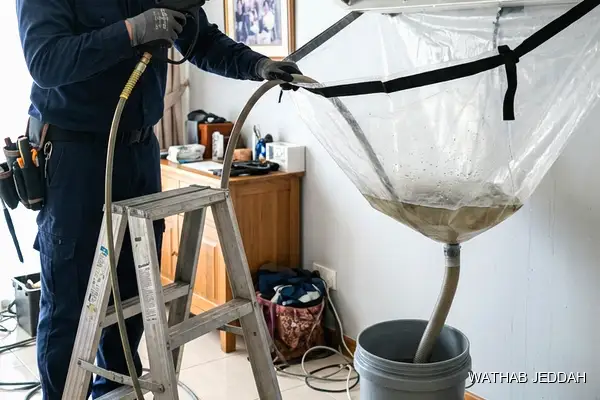 صورة مهنية توضح تنظيف فلتر المكيف جدة من وثاب التكييف