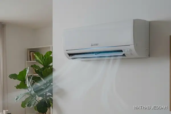 صورة مهنية توضح المكيف يظهر كود خطأ جدة من وثاب التكييف